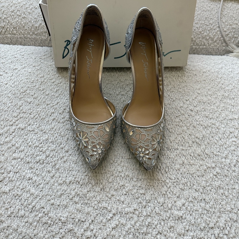 WOMEN'S BETSEY JOHNSON CHIC PUMPS